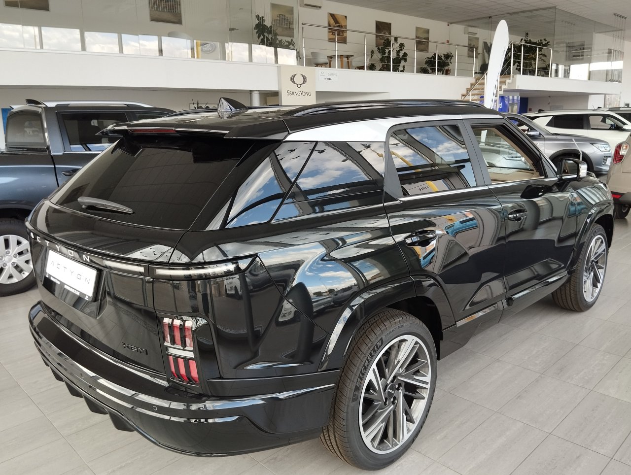 ACTYON Premium AWD + E76 + VEA Čierno-červená koža/alcantara LAK