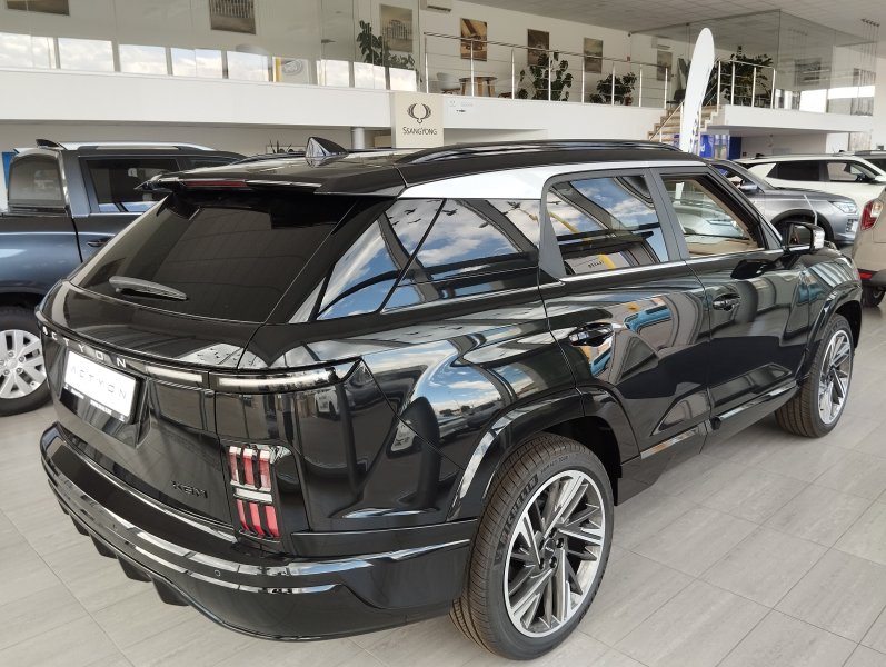 ACTYON Premium AWD + E76 + VEA Čierno-červená koža/alcantara LAK