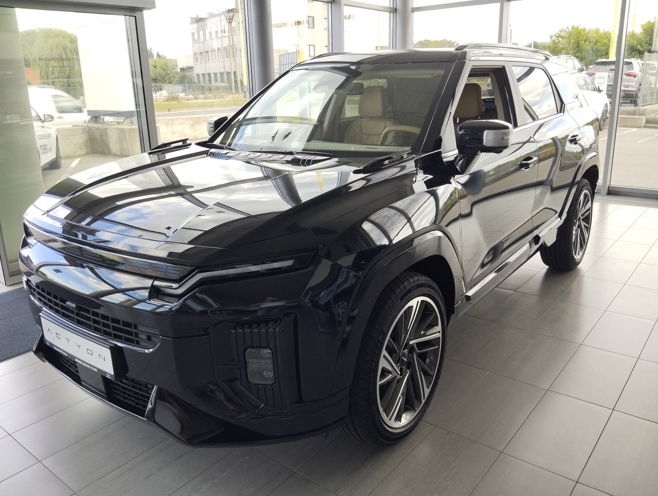 ACTYON Premium AWD + E76 + VEA Čierno-červená koža/alcantara LAK