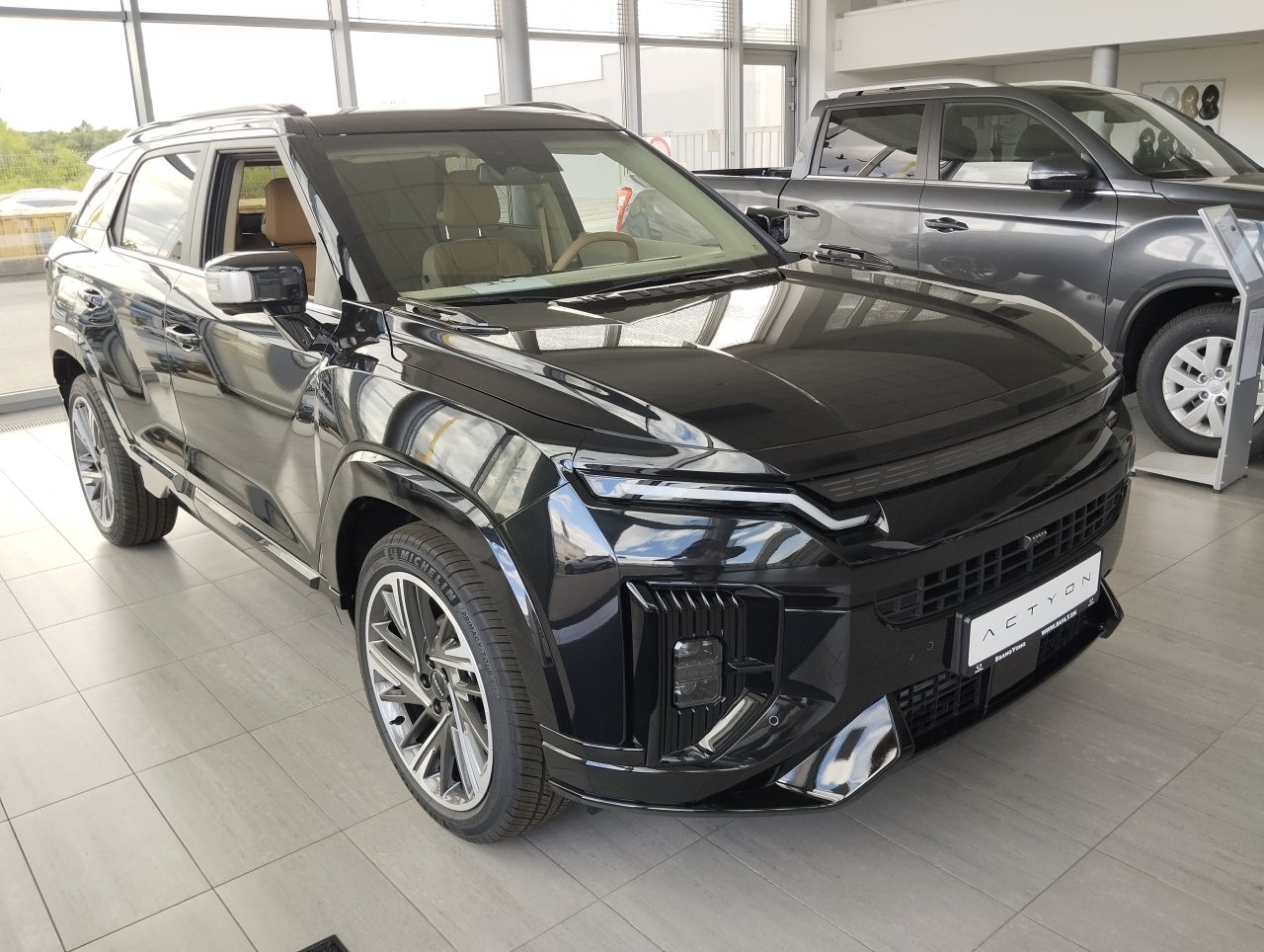 ACTYON Premium AWD + E76 + VEA Čierno-červená koža/alcantara LAK