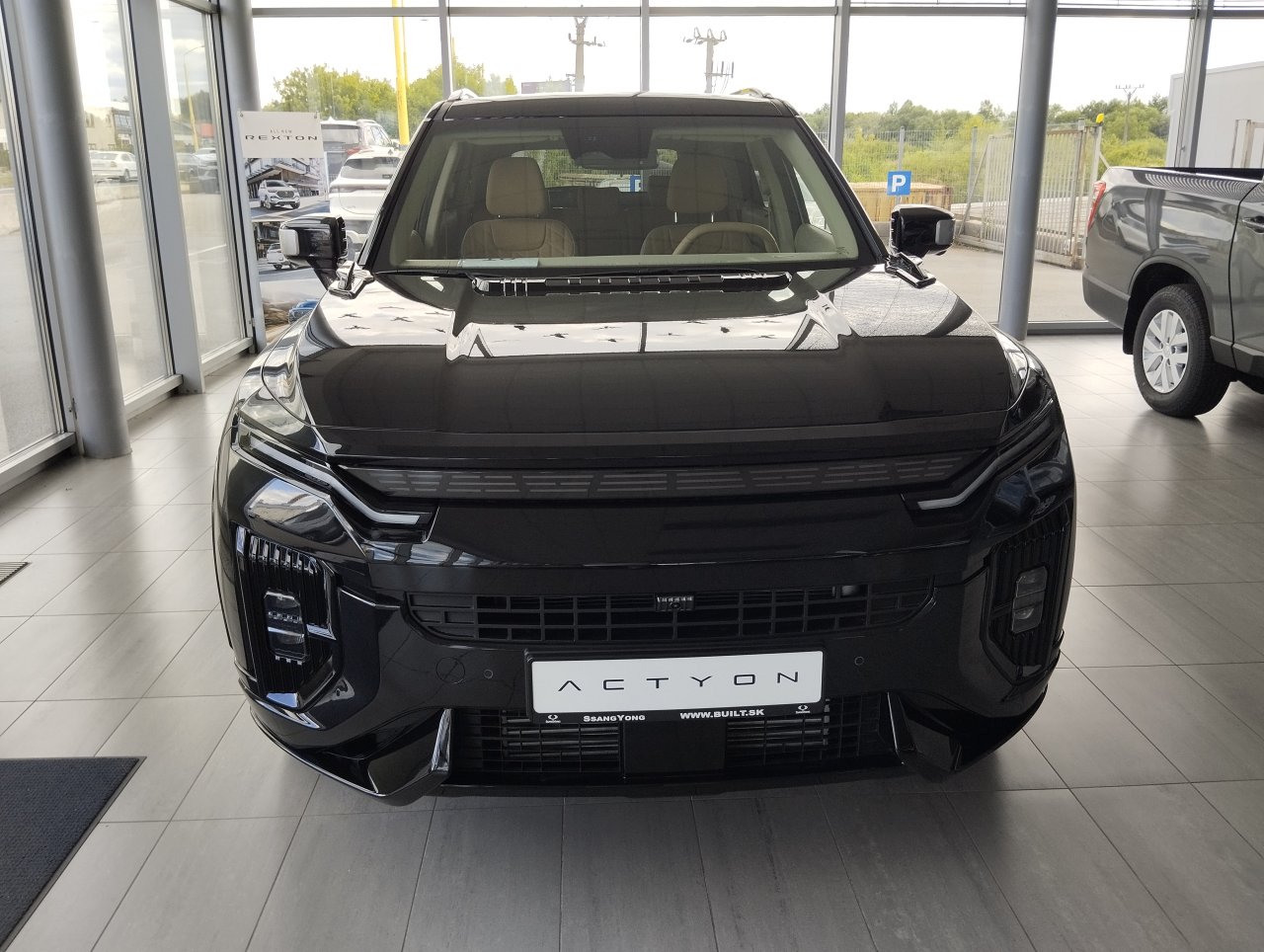 ACTYON Premium AWD + E76 + VEA Čierno-červená koža/alcantara LAK