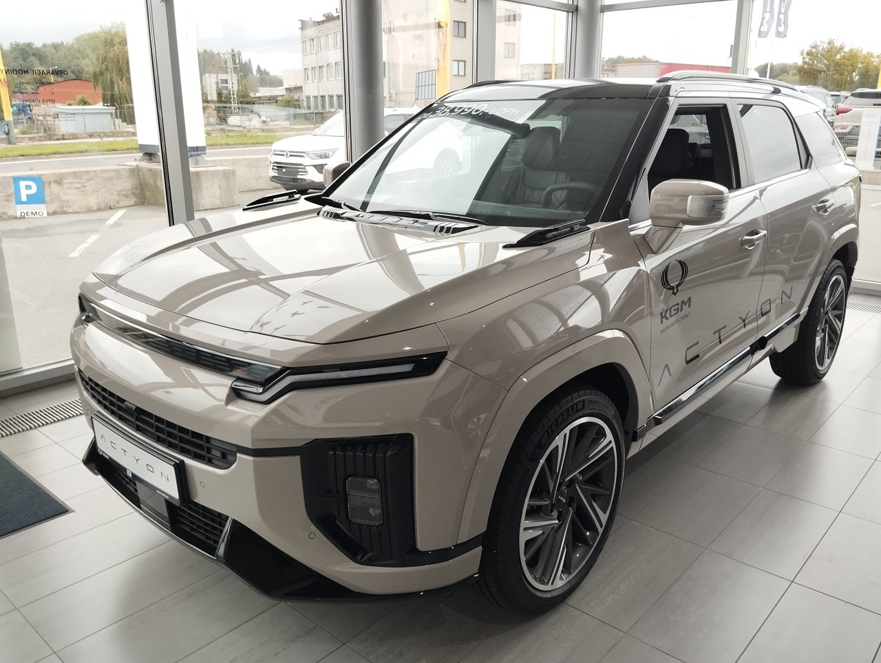 ACTYON HEV Premium FWD + čierna koža