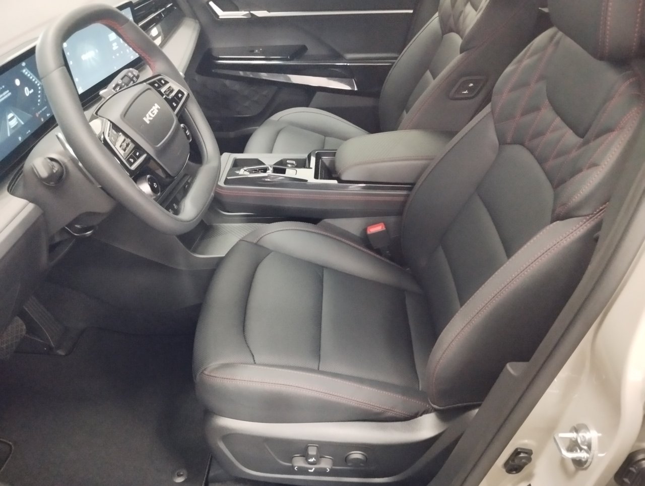 ACTYON HEV Premium FWD + čierna koža