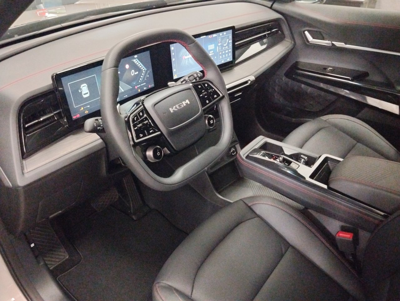 ACTYON HEV Premium FWD + čierna koža