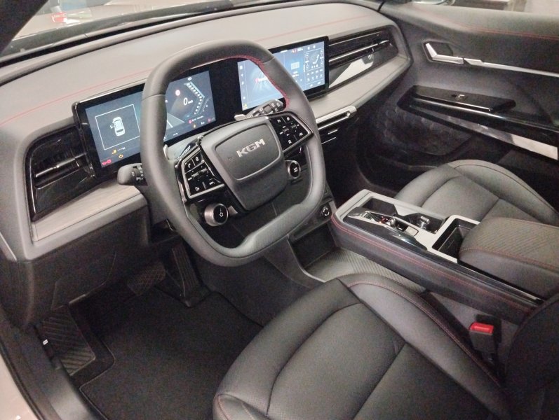 ACTYON HEV Premium FWD + čierna koža