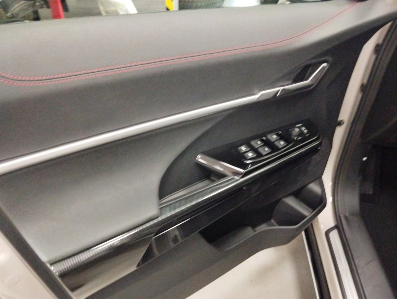 ACTYON HEV Premium FWD + čierna koža