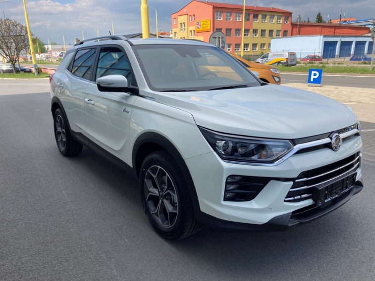 Korando biele manual style plus