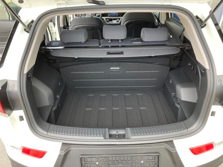 Korando biele manual style plus