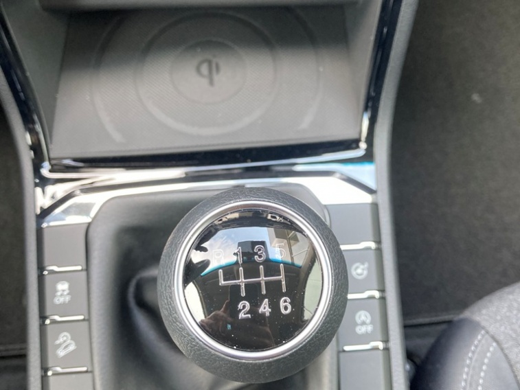 Korando biele manual style plus